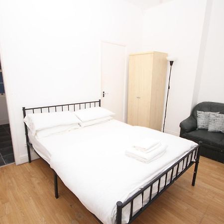 Barton Seaview, Self Catering Studio Apartments, Promenade & Central Beach Location, Families, Couples Or 23 Years Plus Only, Free Parking Blackpool Eksteriør bilde