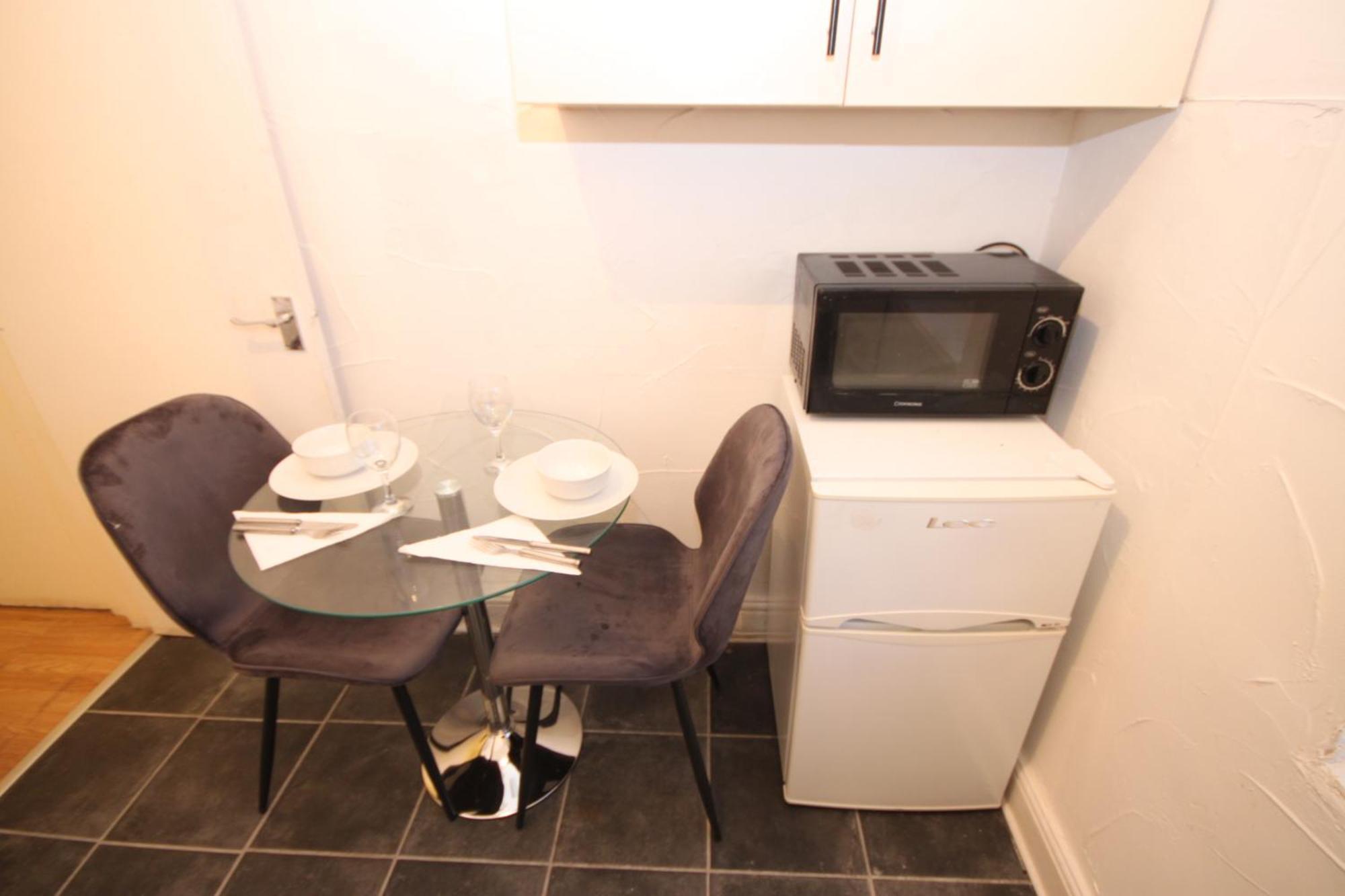 Barton Seaview, Self Catering Studio Apartments, Promenade & Central Beach Location, Families, Couples Or 23 Years Plus Only, Free Parking Blackpool Rom bilde