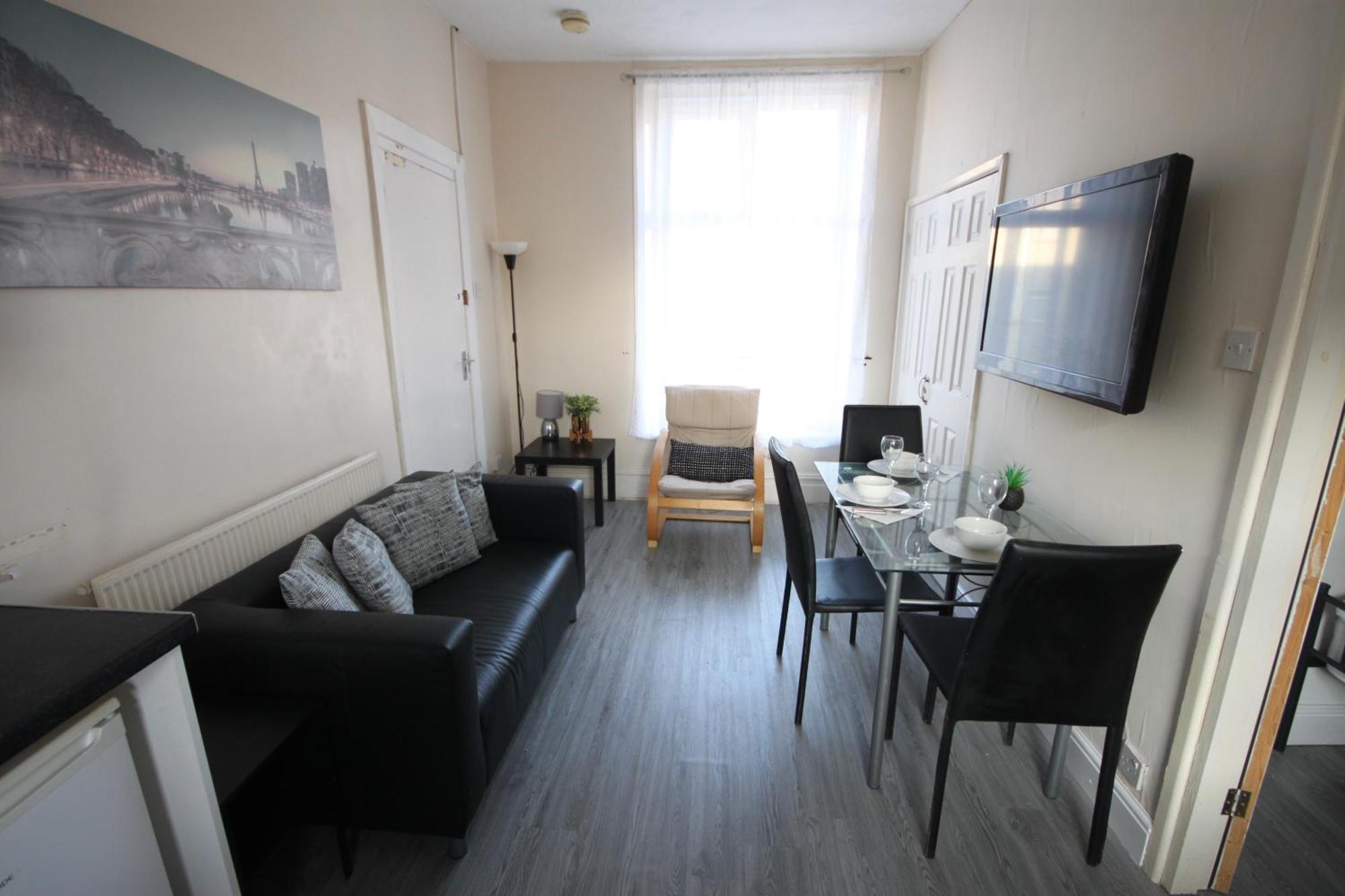 Barton Seaview, Self Catering Studio Apartments, Promenade & Central Beach Location, Families, Couples Or 23 Years Plus Only, Free Parking Blackpool Rom bilde
